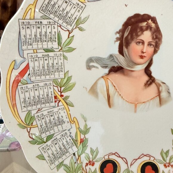 1910 Promotional Calander Plate with Wood stand - Picture 13 of 14